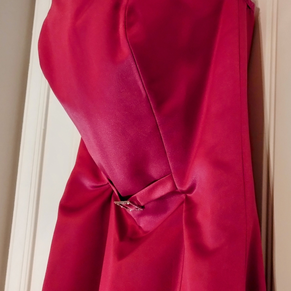 Elegant Pink Dress with Bow Detail